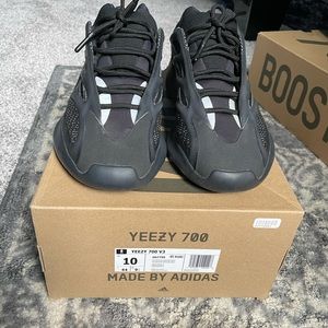 Yeezy 700 v3 Alvah